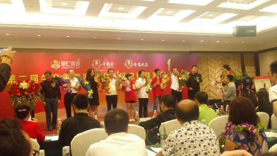 通發(fā)激光移動推廣優(yōu)秀個人上臺領(lǐng)獎(左六)