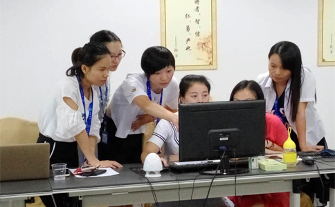 美女們互相交流學習,氣氛有點嚴肅啊